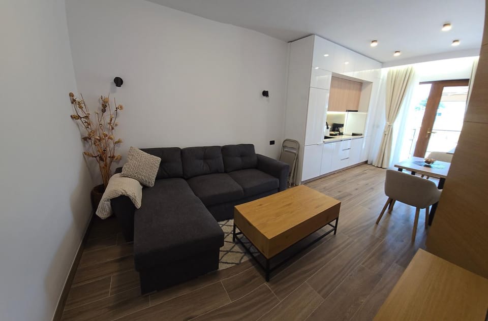 Kitchen or kitchenette, Dining area, stove