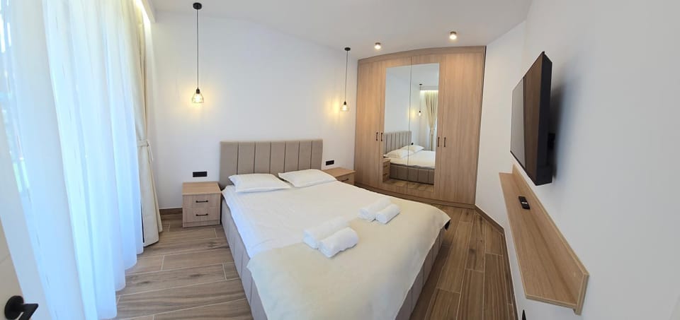 Bed, TV and multimedia, Bedroom