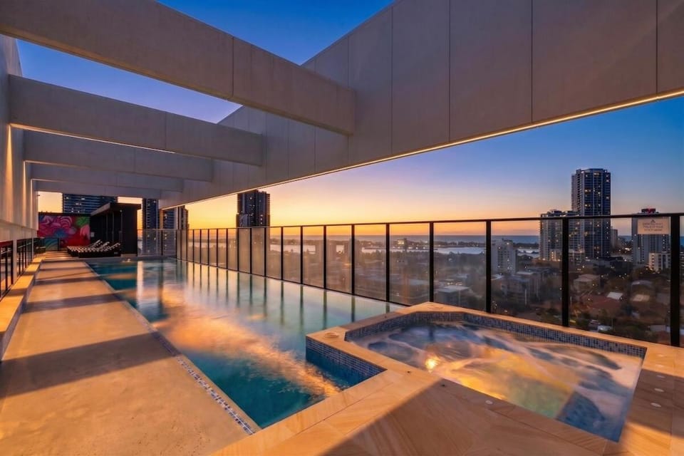 Luxury Rooftop Infinity Pool & Spa Residences Apartment in Main Beach