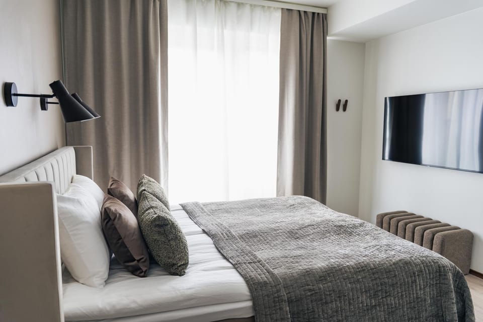 Bed, TV and multimedia, Bedroom