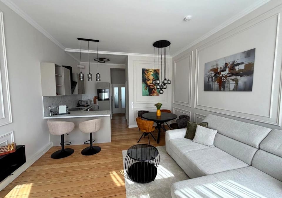 TV and multimedia, Kitchen or kitchenette, Living room, Seating area, Dining area, fireplace