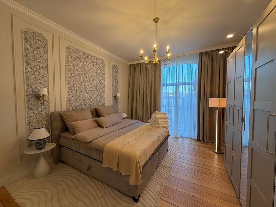 Bed, View (from property/room), Photo of the whole room, Decorative detail, Bedroom, wardrobe