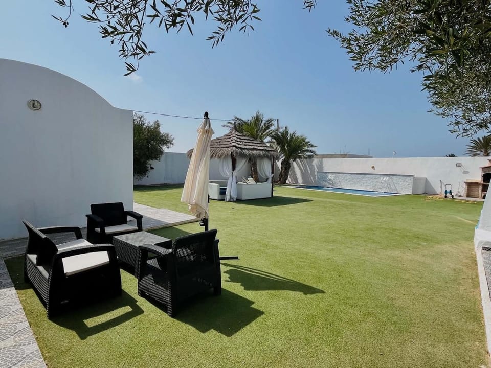 Spring, Garden, Seating area, Pool view, Swimming pool, sunbed