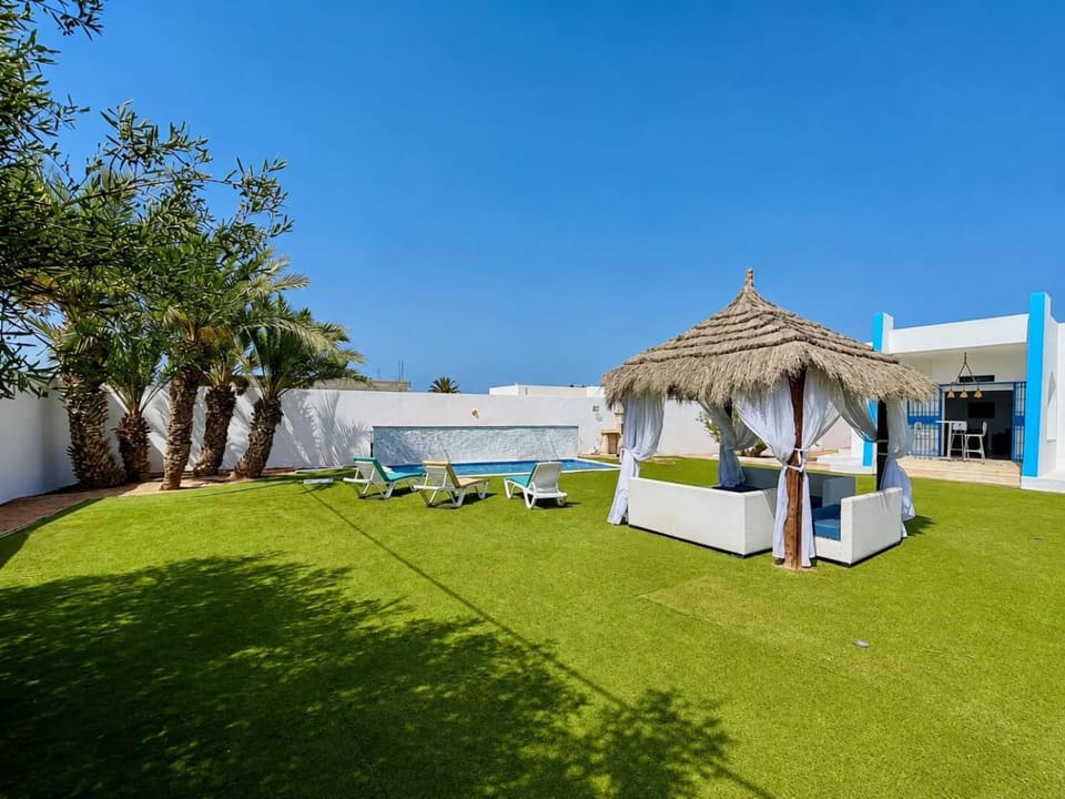 Spring, Day, Natural landscape, Garden, Garden view, Pool view, Swimming pool, sunbed
