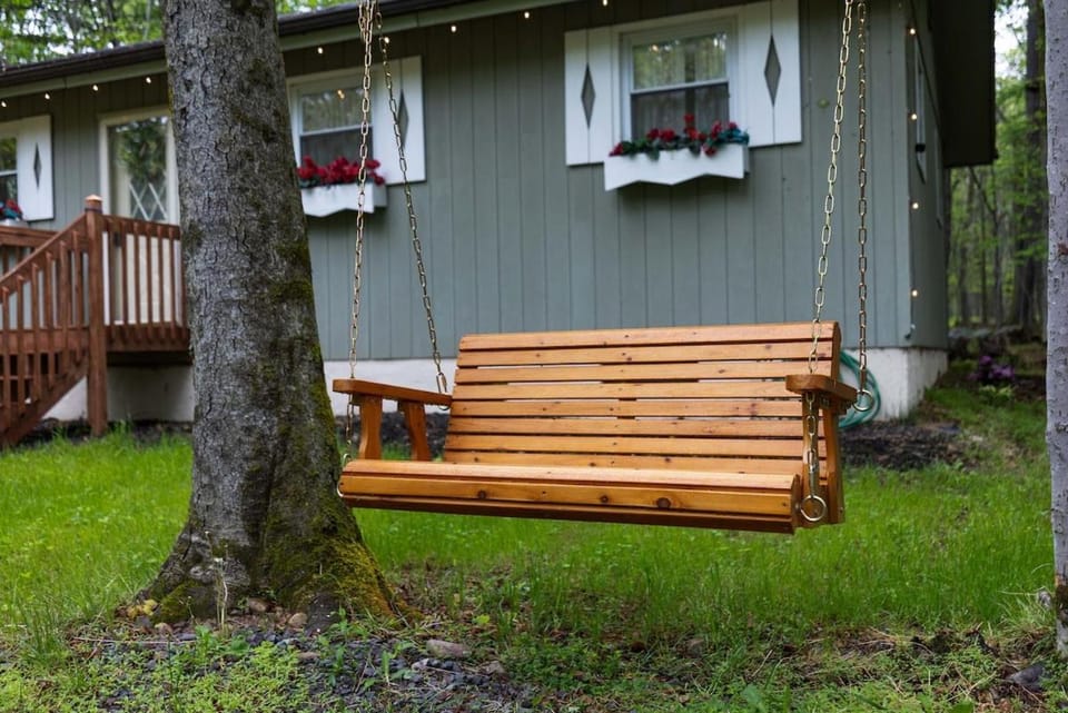 Pet-Friendly Big Bass Lake Family Cottage House in Pocono Mountains