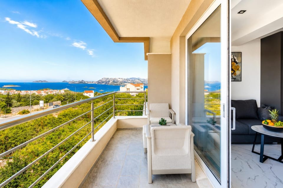 View (from property/room), Balcony/Terrace, Seating area, Sea view