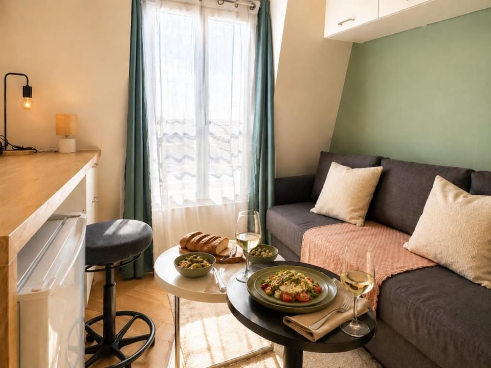 Bright Studio with Iconic Paris Rooftop Sunsets Apartment in Paris