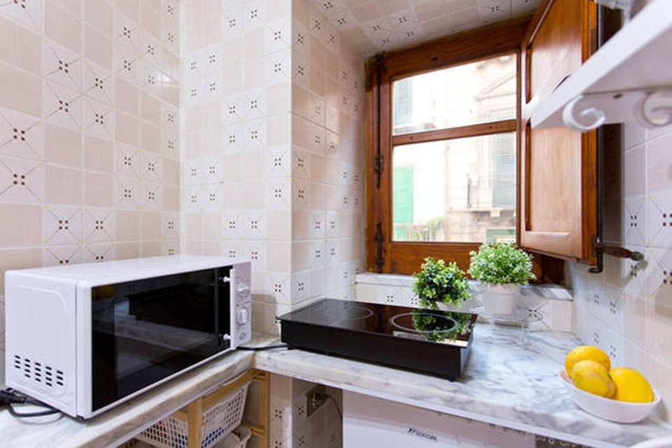Kitchen or kitchenette, Food and drinks