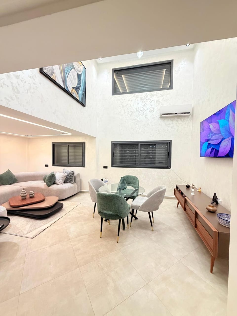 Communal lounge/ TV room, TV and multimedia, Living room, Seating area, air conditioner