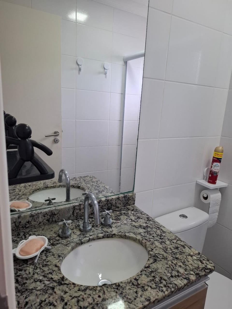 Apartamento no Guarujá, com piscina, 750m da praia Apartment in State of São Paulo