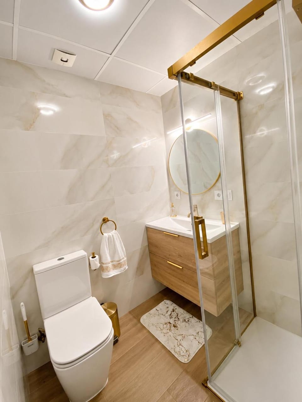 Shower, Toilet, Bathroom, towels