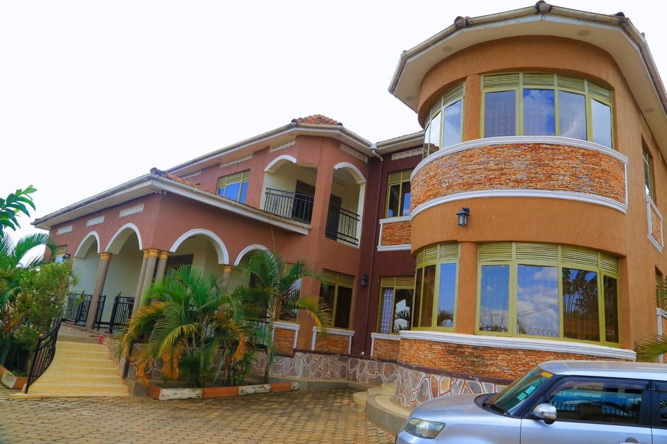 Spanish Style House - Mutundwe House in Kampala