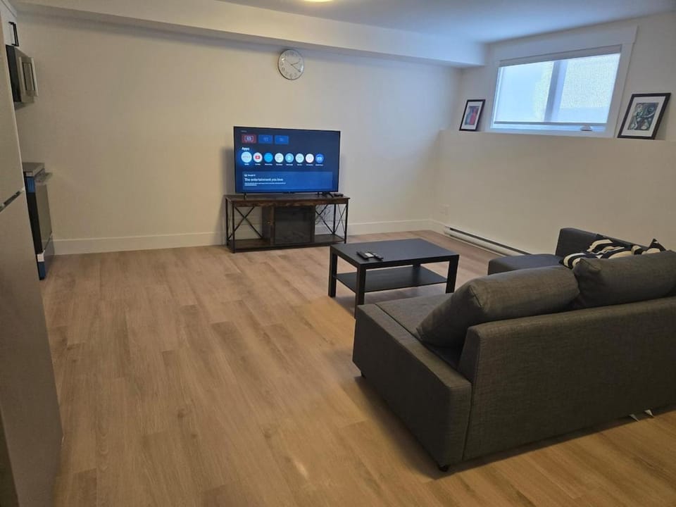 Private Guest Suite Sleeps 4 Apartment in Dieppe