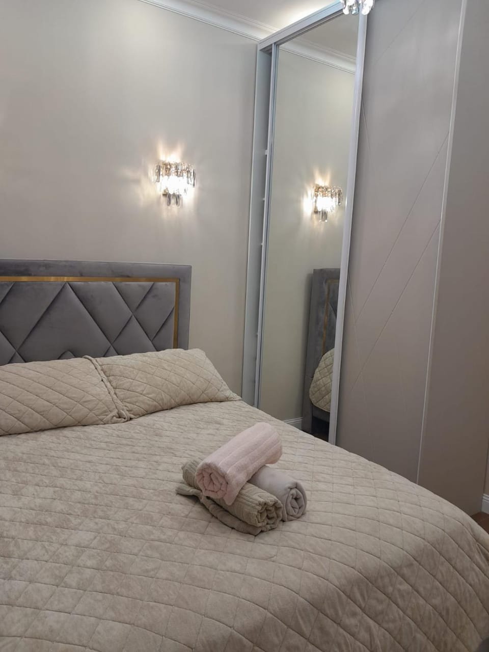 Bedroom, towels