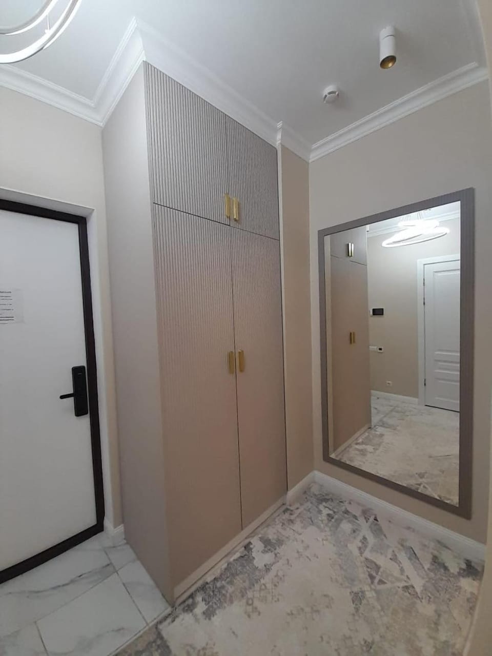 Facade/entrance, wardrobe