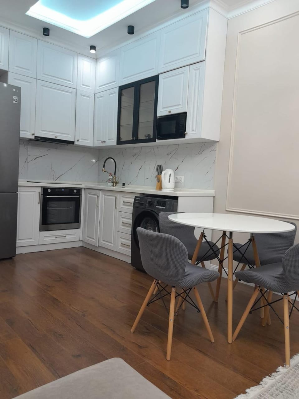Kitchen or kitchenette, Dining area, minibar, oven, stove