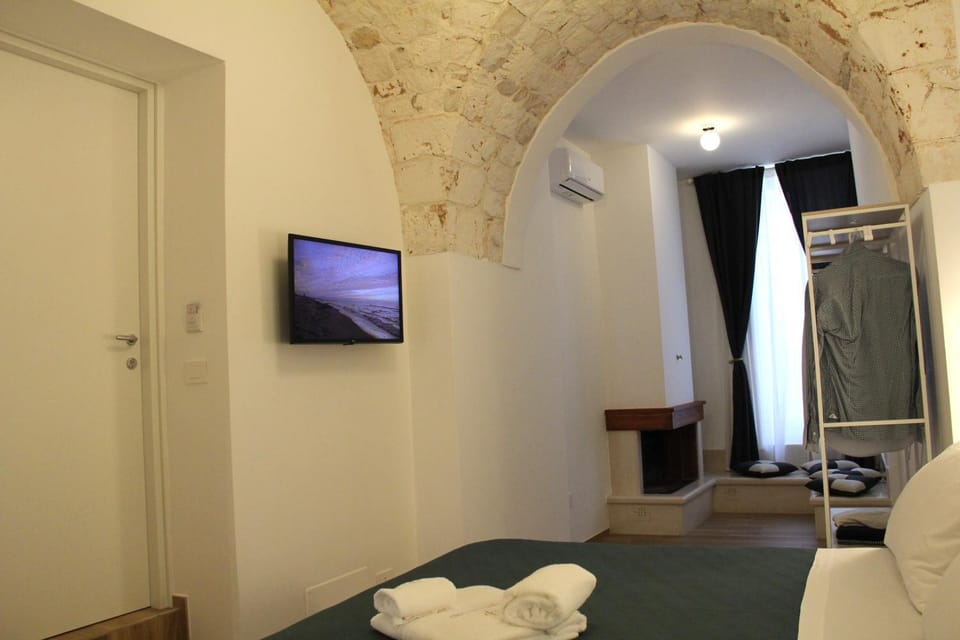 Bed, TV and multimedia, Bedroom