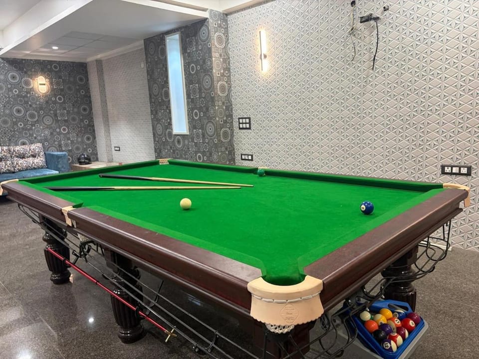 Billiard, Game Room