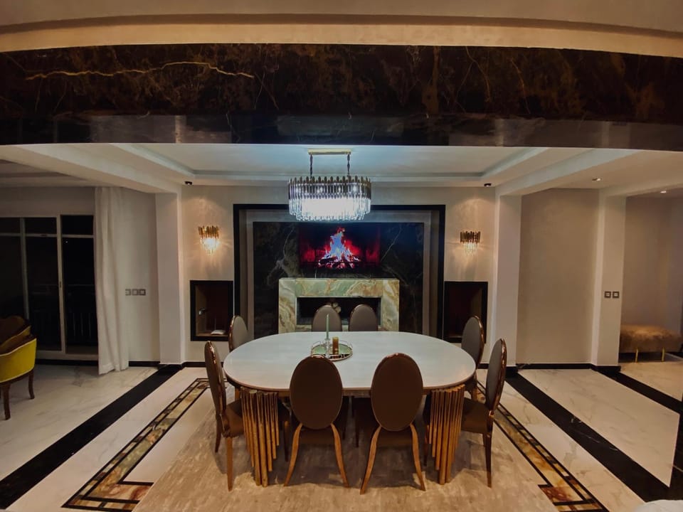 TV and multimedia, Living room, Seating area, Dining area