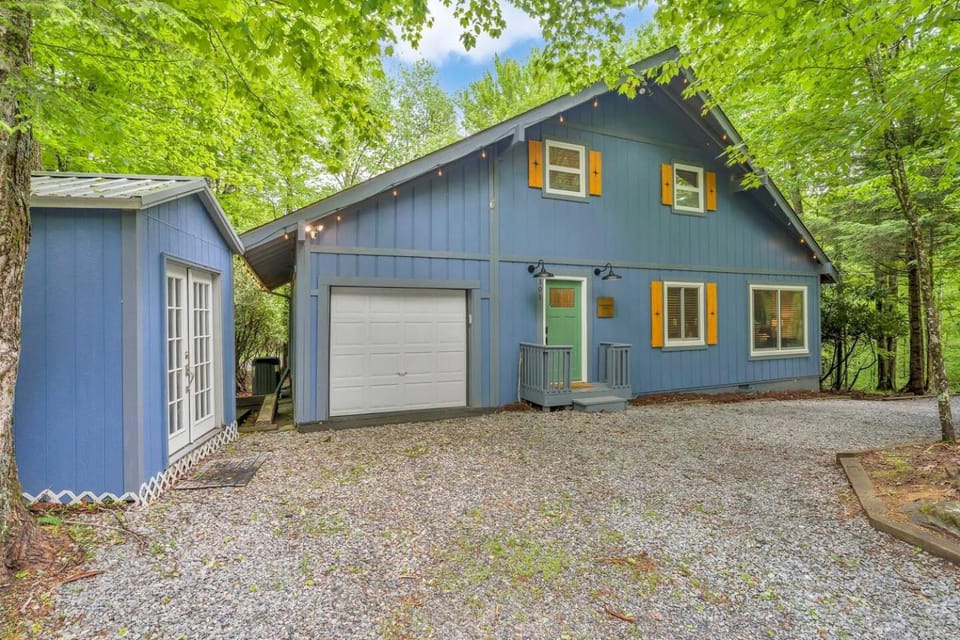 Cozy Ski Retreat 1.2 mi to Resort + Level Entry House in Beech Mountain