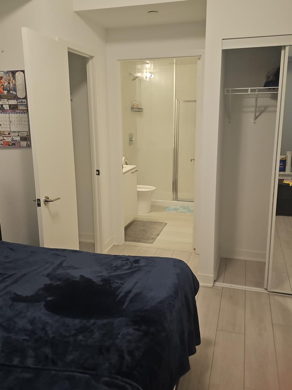 Spacious Master Ensuite bedroom w queen bed only Vacation rental in Brampton
