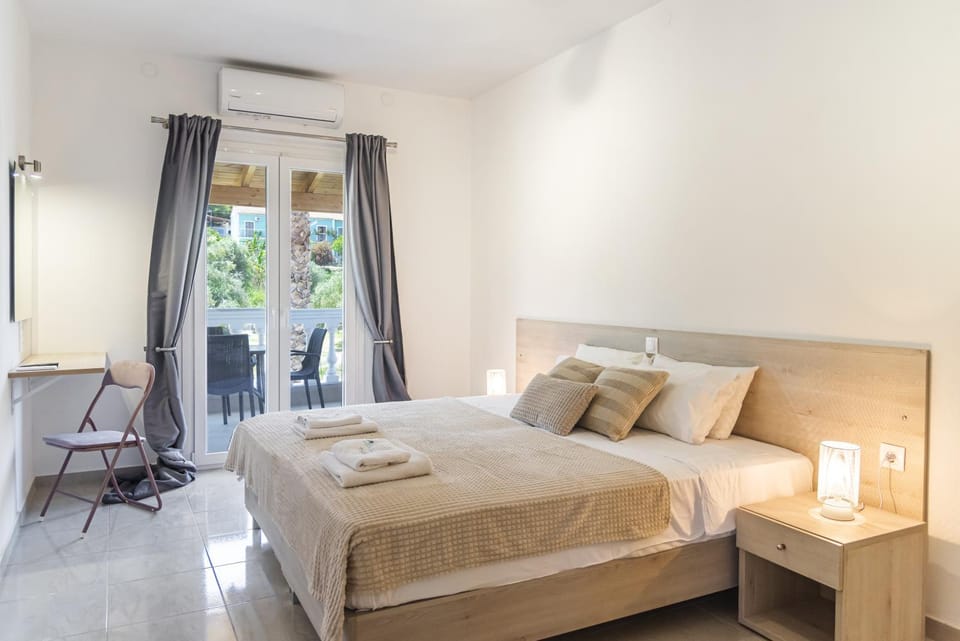 Bed, Bedroom, towels