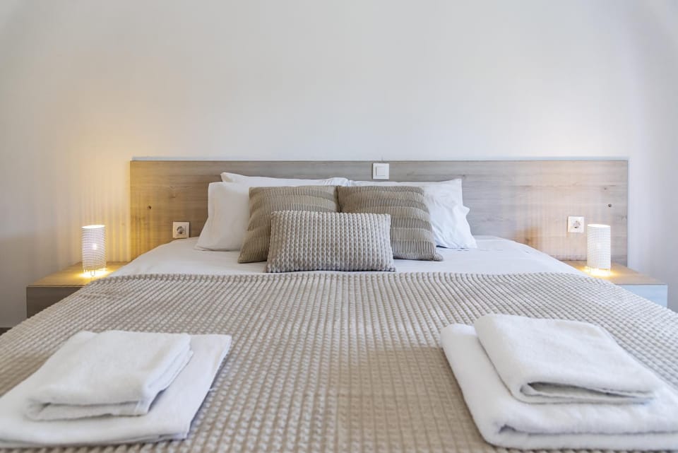 Bed, Bedroom, towels