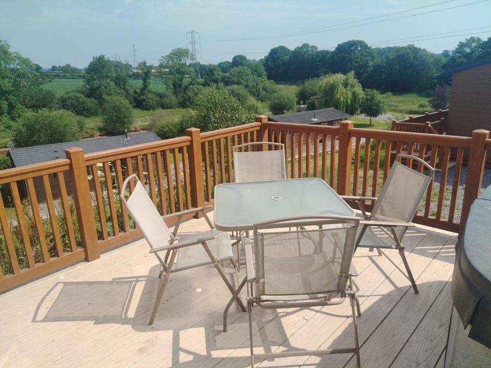 11B Upton Lakes & Lodges Fishing Hot Tub Lodge House in East Devon District
