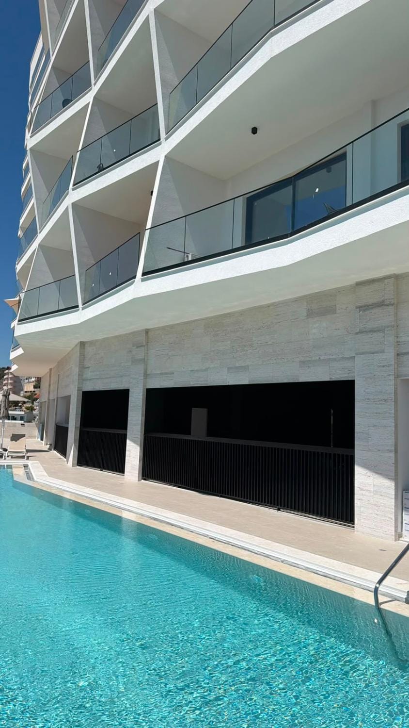 Blue Wave 2BR Apartment- Triple Swimming pool Apartment in Sarandë