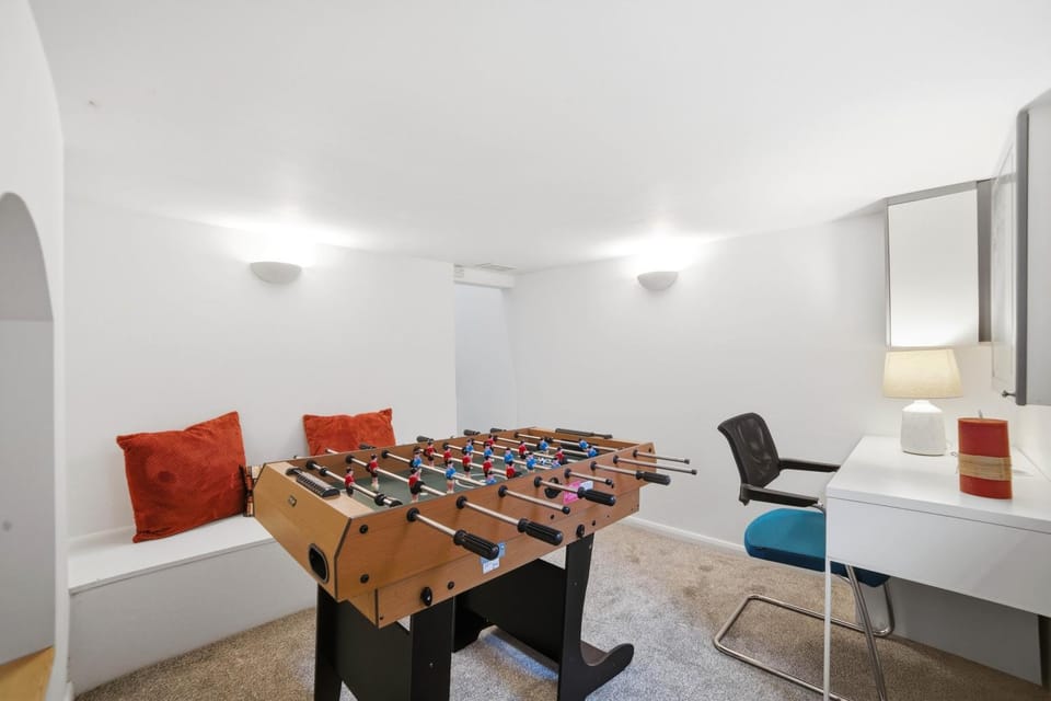 Game Room, Seating area