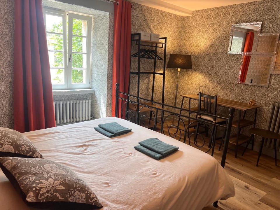 Suite privée avec entrée indépendante & piscine Bed and Breakfast in Brittany