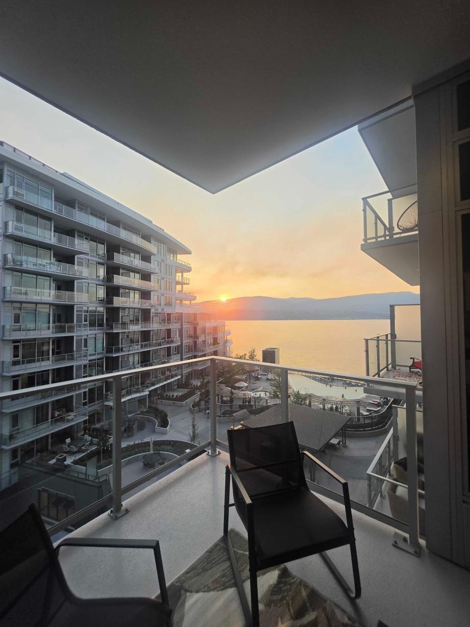 2BR Lakefront Pool · Beach · Golf Sim Apartment in Kelowna