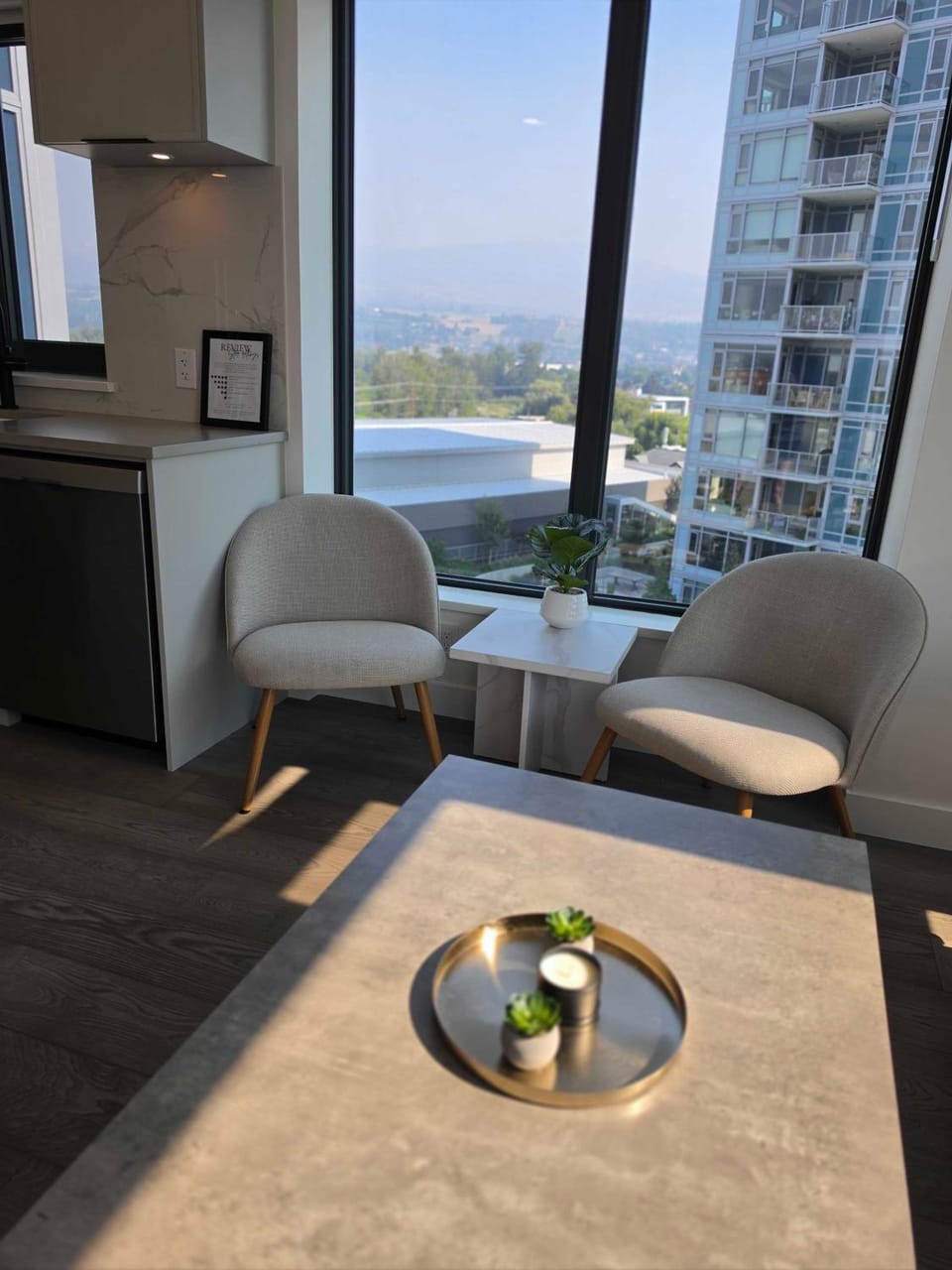2BR Lakefront Pool · Beach · Golf Sim Apartment in Kelowna