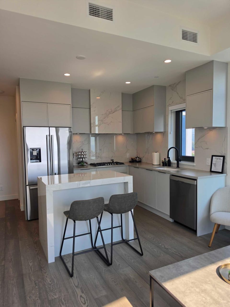 2BR Lakefront Pool · Beach · Golf Sim Apartment in Kelowna