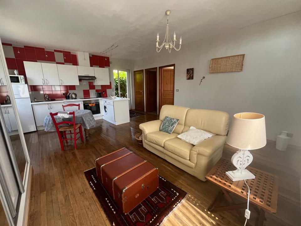 Kitchen or kitchenette, Living room, Seating area, Dining area, dishwasher, oven, stove