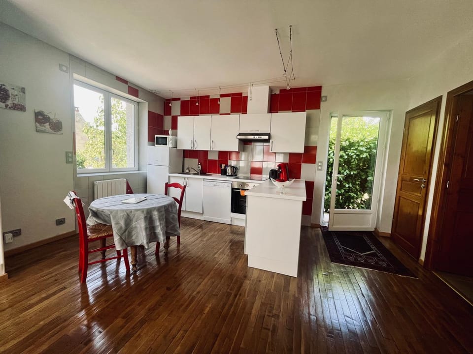 Kitchen or kitchenette, Dining area, stove