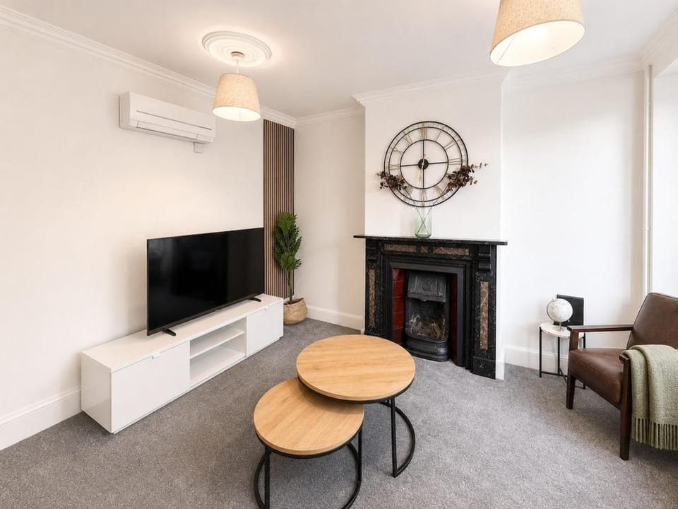 City Centre- Contractors- Sleeps 7- Parking- AC House in Derby