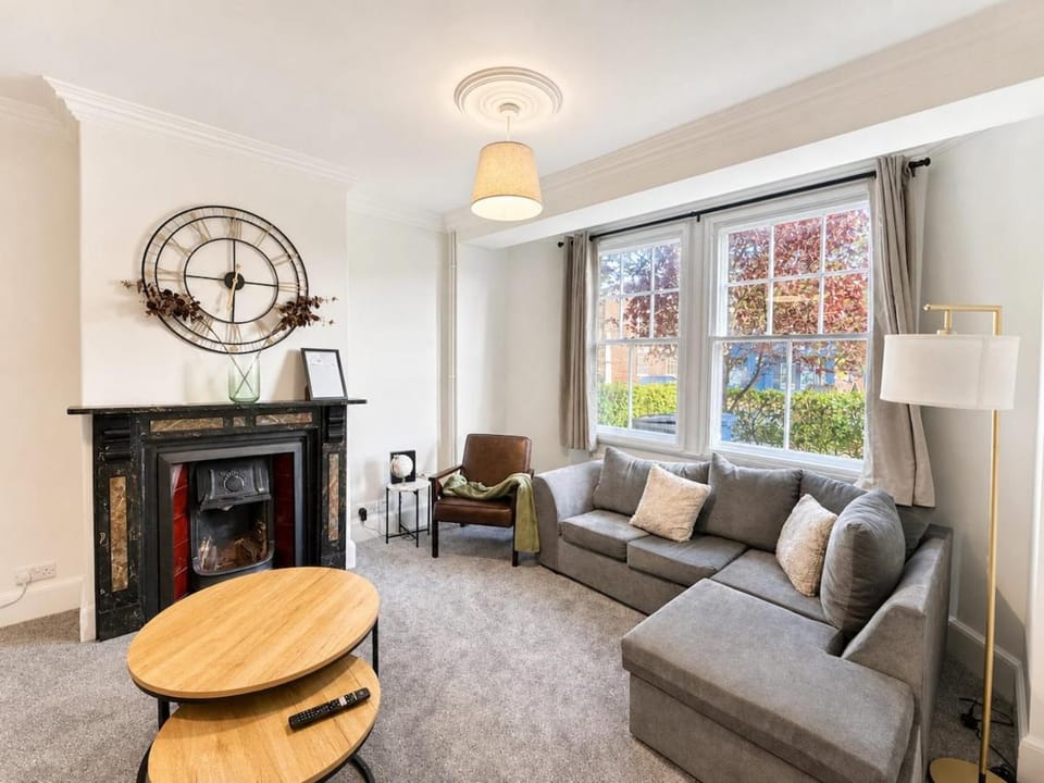 City Centre- Contractors- Sleeps 7- Parking- AC House in Derby
