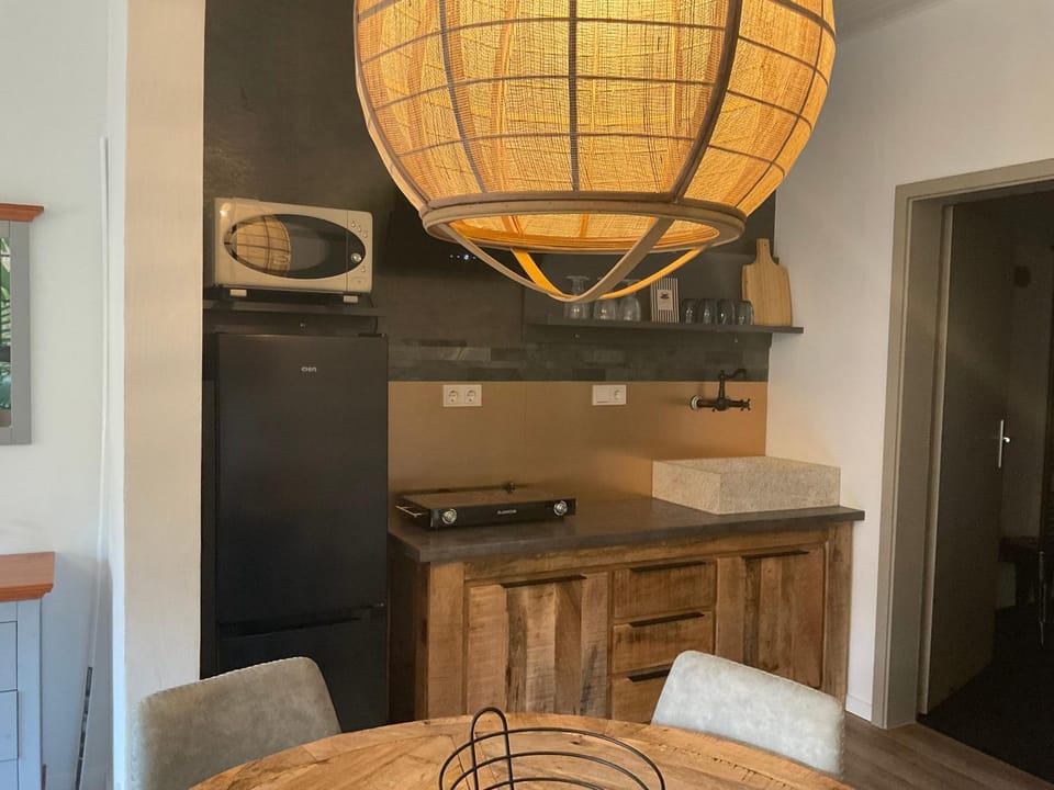 Kitchen or kitchenette, Dining area, minibar, stove
