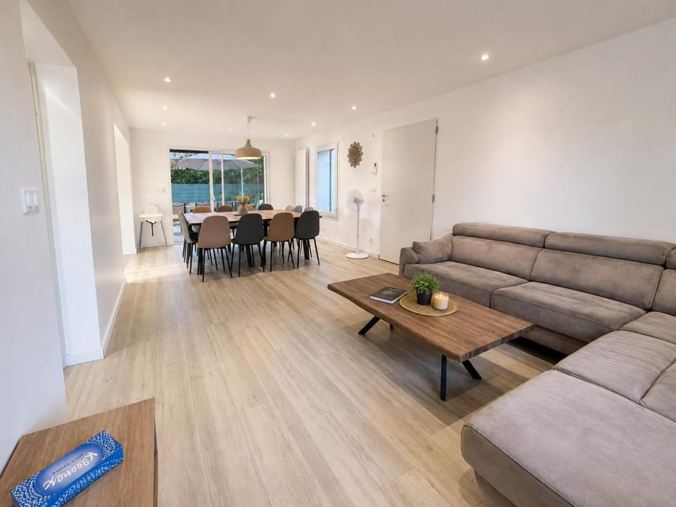Living room, Seating area, Dining area