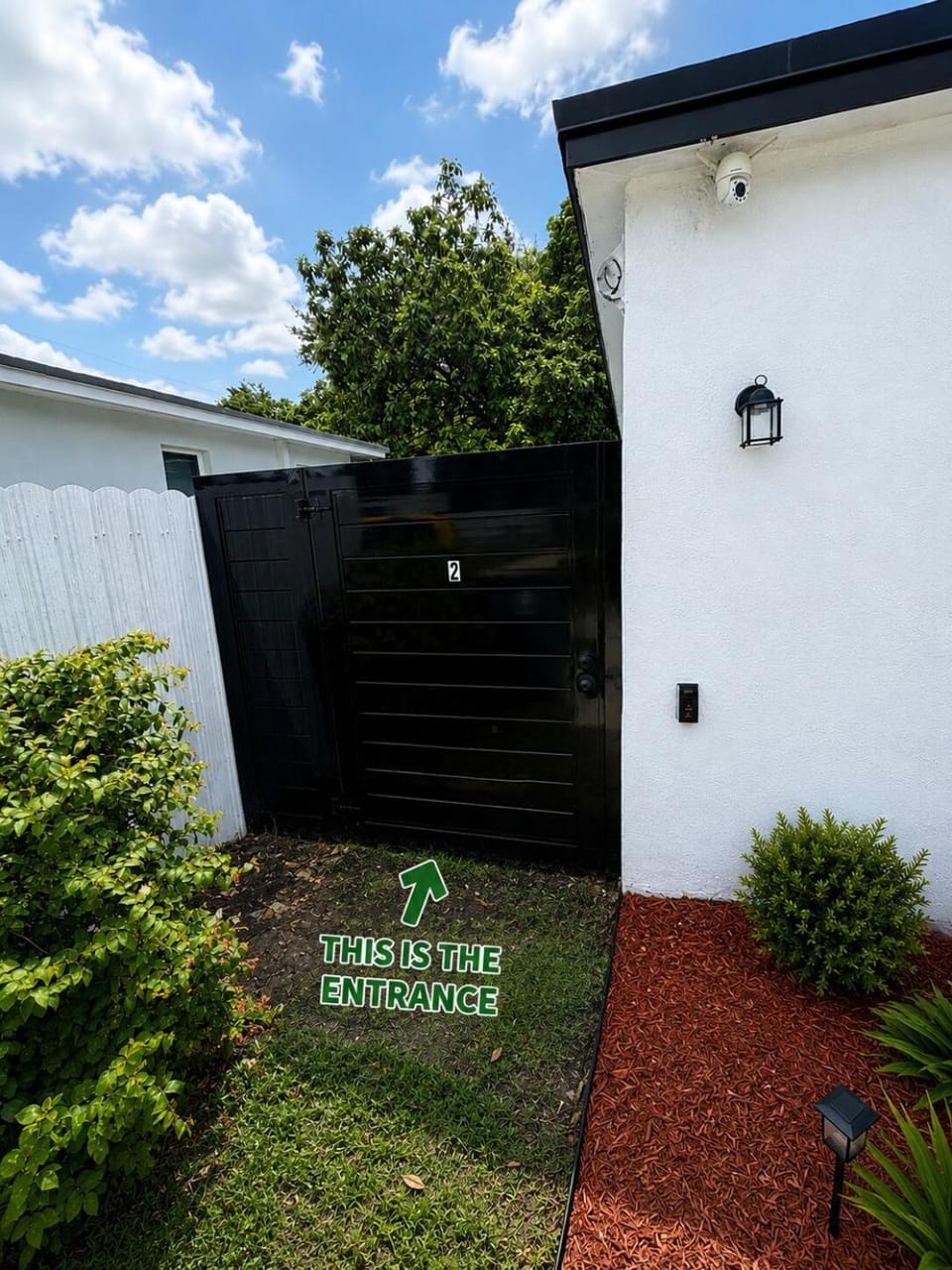 Modern Oasis studio free parking Private entrance Apartment in Coral Gables