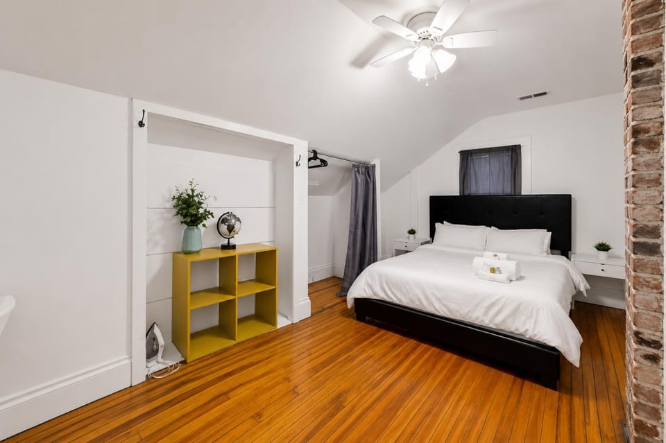 Bed, Bedroom, towels