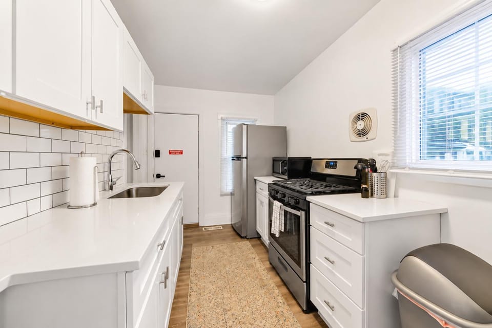 Coffee/tea facilities, Kitchen or kitchenette, minibar, oven, stove, toaster