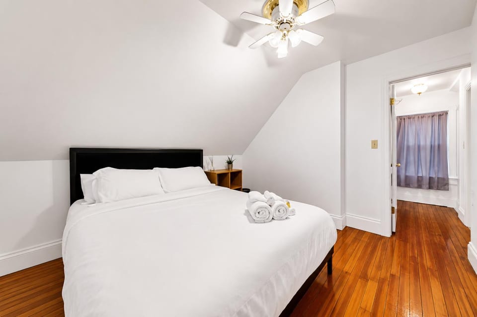 Bed, Photo of the whole room, Bedroom