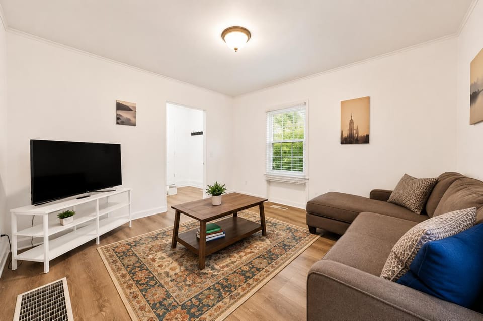 Communal lounge/ TV room, TV and multimedia, Living room, Seating area