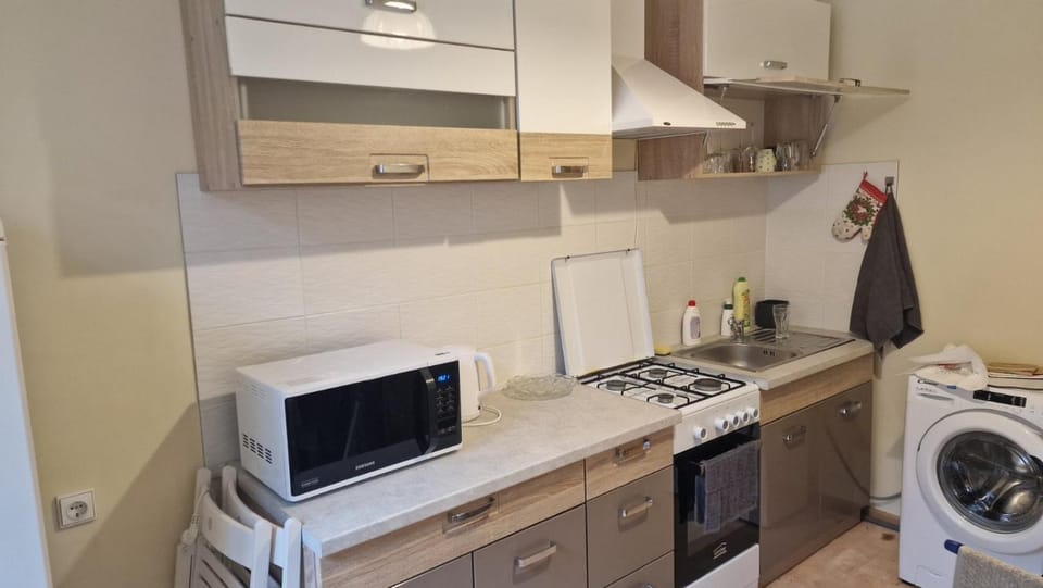 Kitchen or kitchenette, stove, washing machine