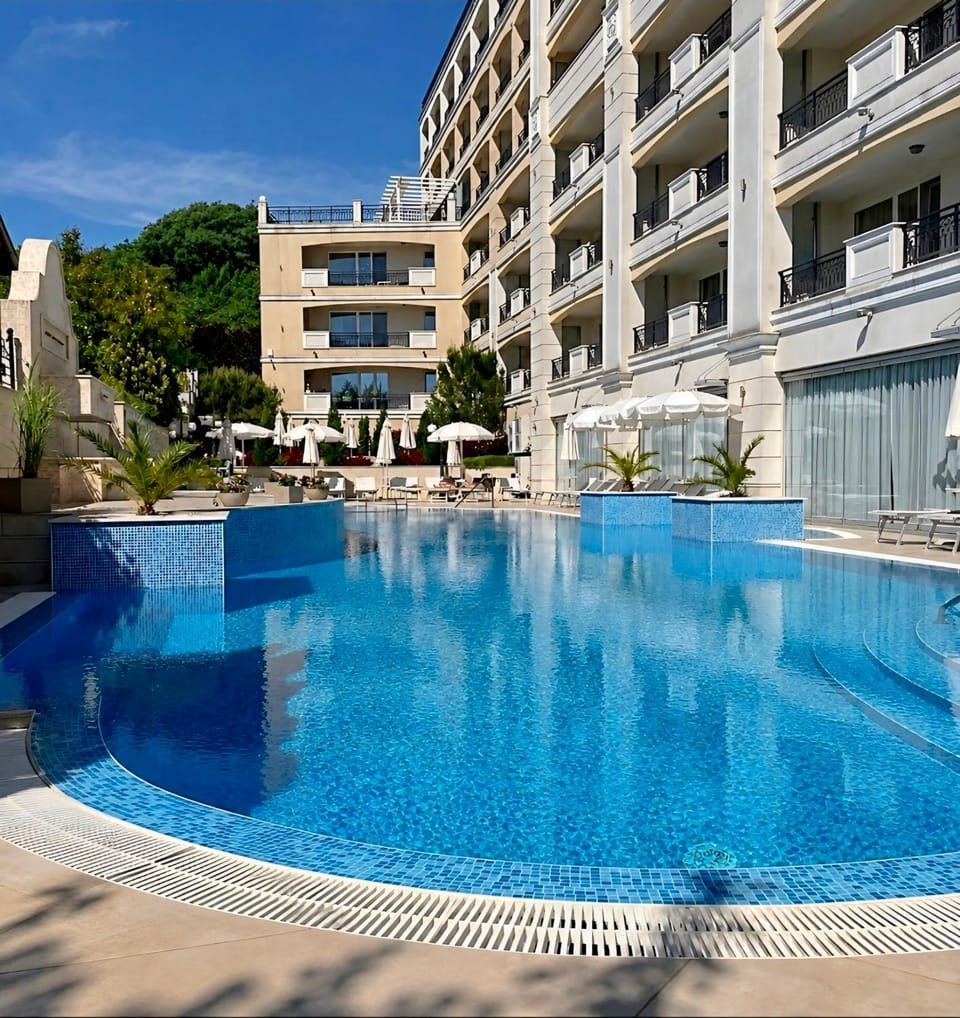 Property building, Day, Lounge or bar, Pool view, Swimming pool, sunbed
