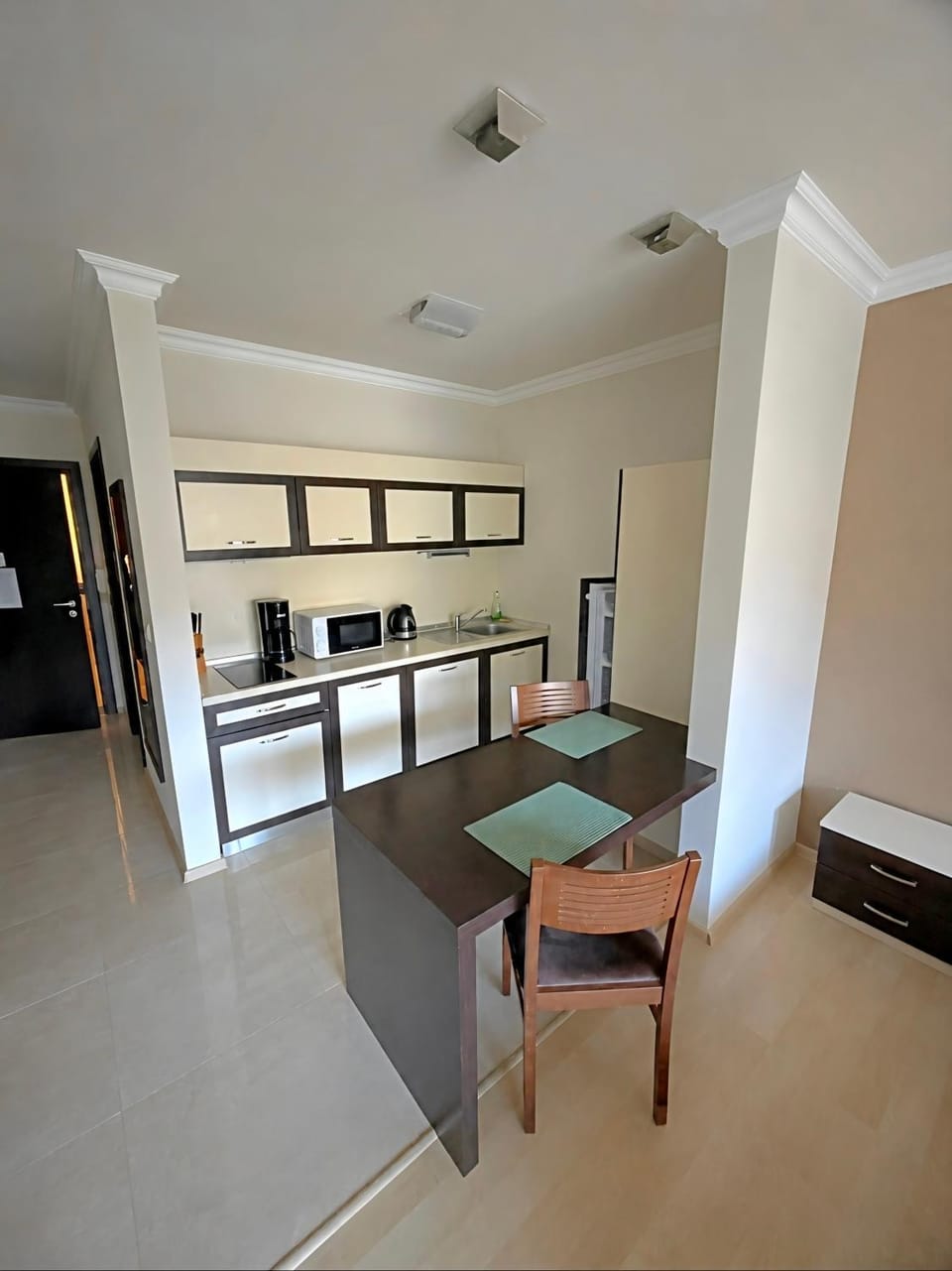 Kitchen or kitchenette, Dining area, minibar, stove