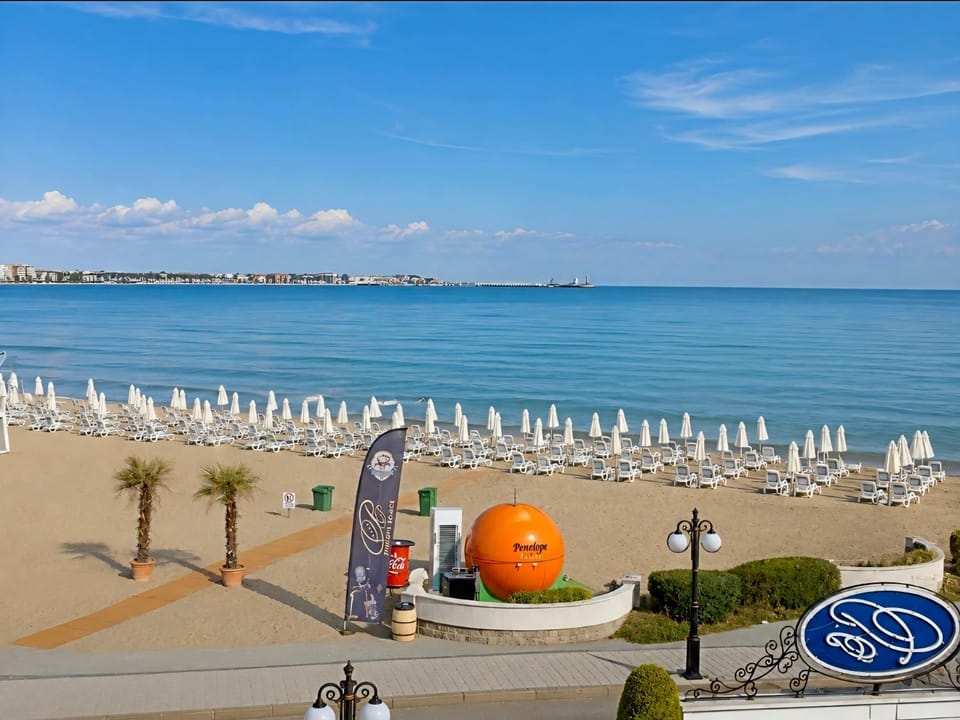 Nearby landmark, Day, Lounge or bar, Beach, Sea view, sunbed