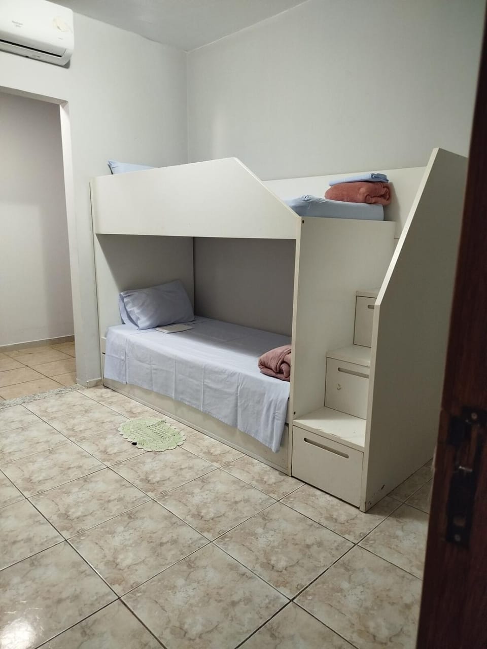 Bedroom, bunk bed